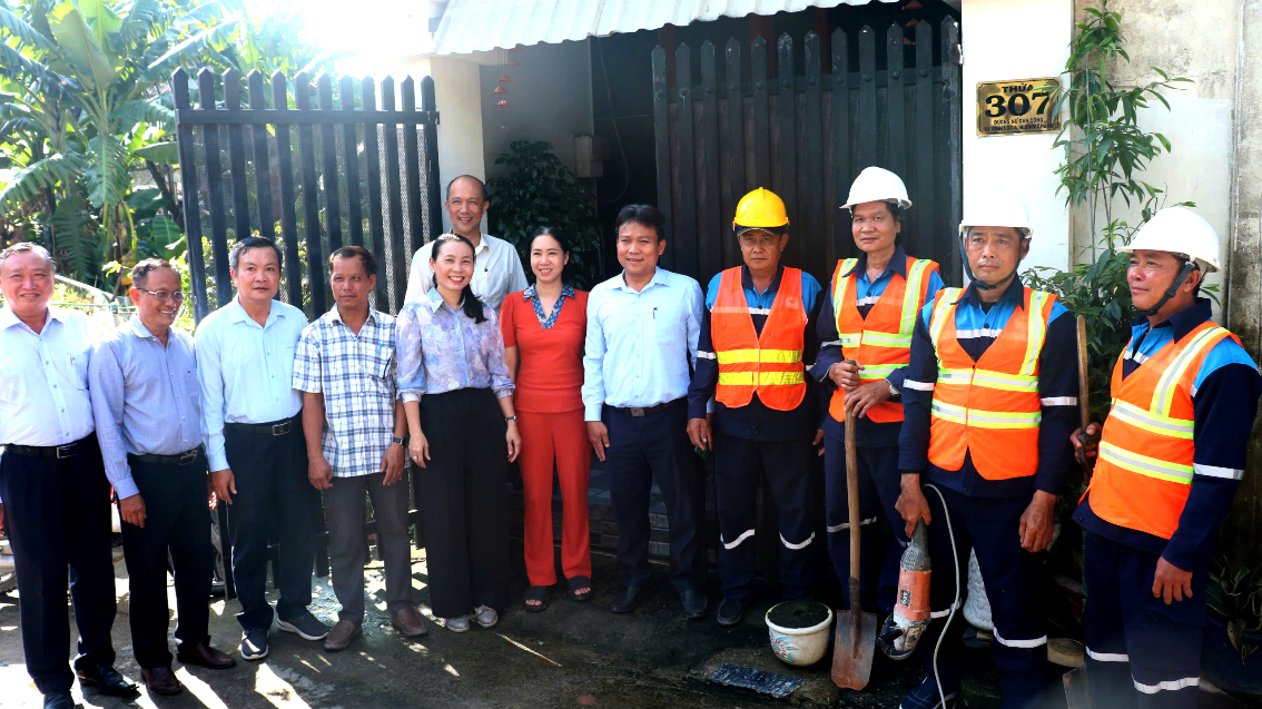 Mang nước sạch nghĩa tình đến người dân tuyến hẻm 152, xã Vĩnh Lộc.