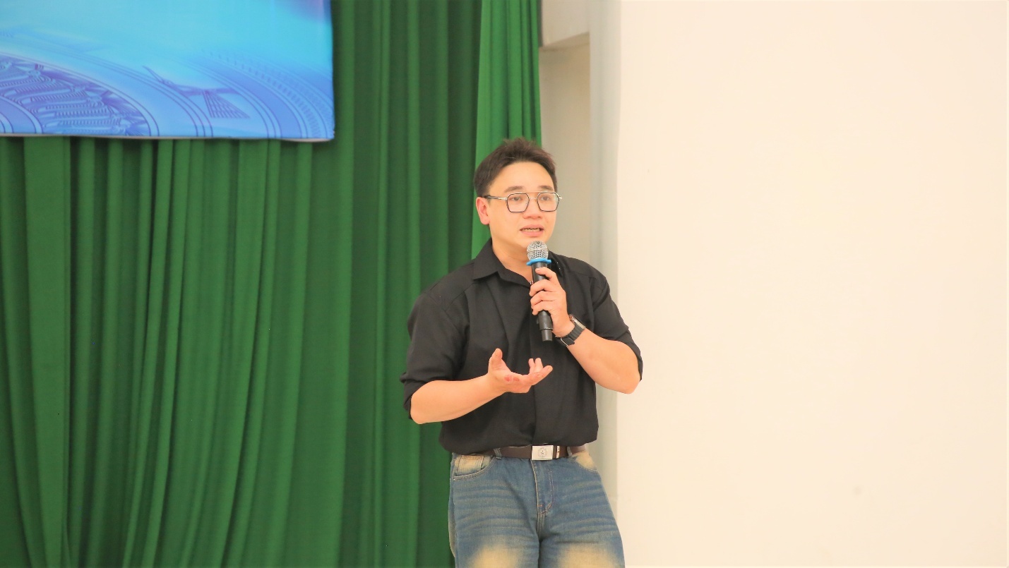 A person holding a microphone

Description automatically generated