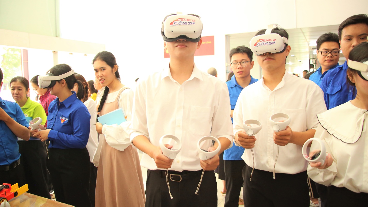 A group of people wearing virtual reality goggles

Description automatically generated